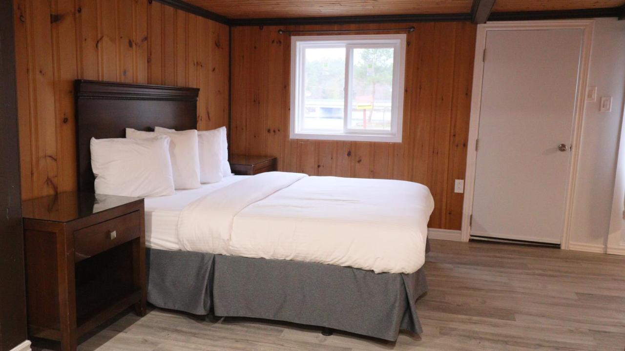 Algonquin Lakeside Inn Dwight Eksteriør billede