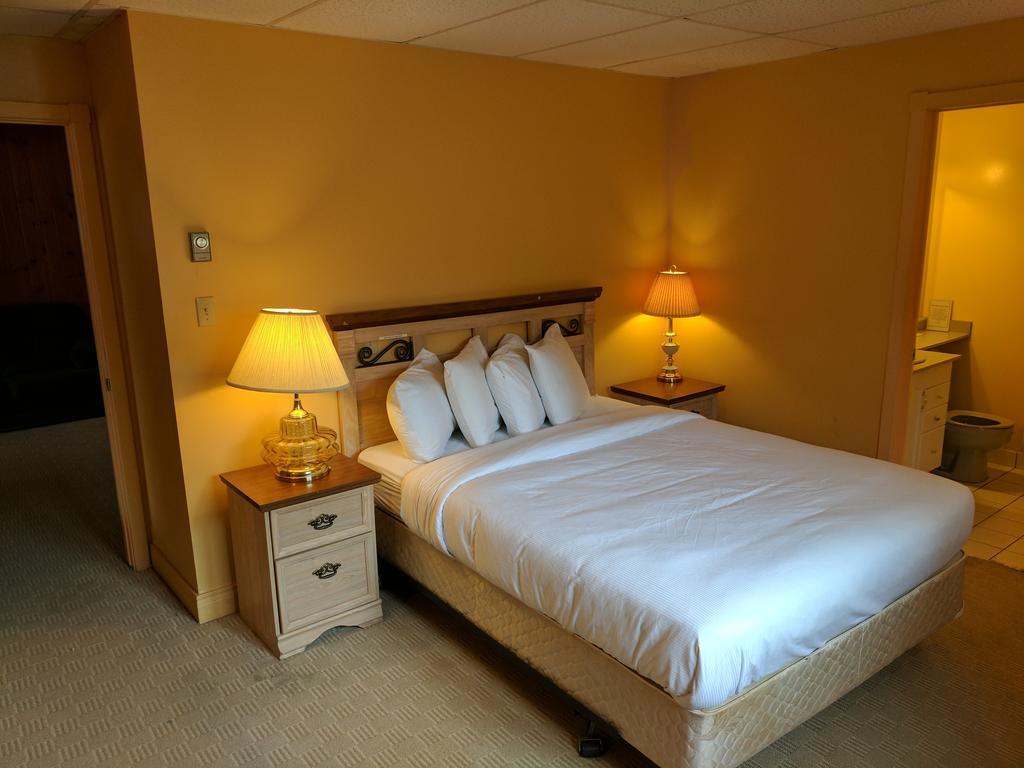 Algonquin Lakeside Inn Dwight Eksteriør billede