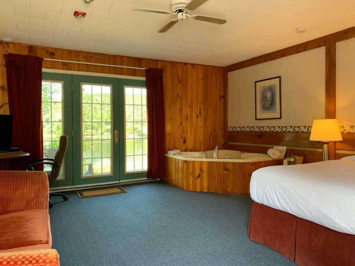Algonquin Lakeside Inn Dwight Eksteriør billede