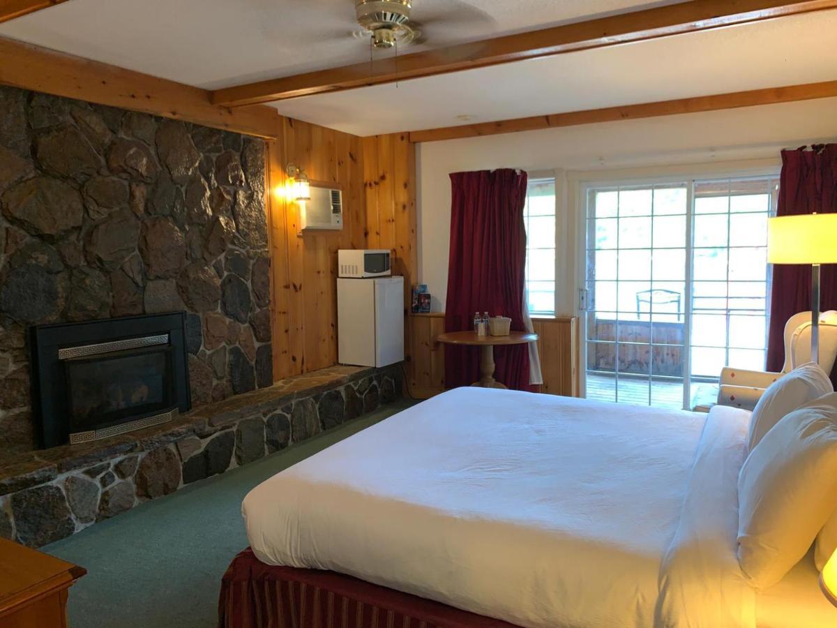 Algonquin Lakeside Inn Dwight Eksteriør billede